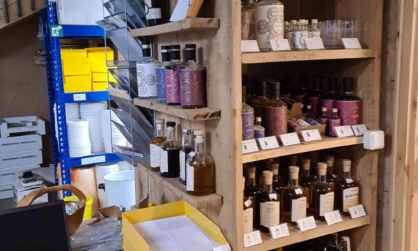 Im Eingangsbereich offerieren wir Ihnen eine Auswahl sorgfältig gebrannter lokaler Gin Spezialitäten der Marke Opyos aus Heffingen
